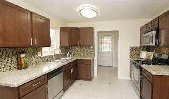 Stainless steel appliances! Granite countertops!