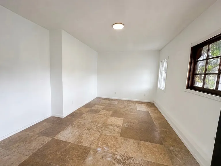 710 Adelaide Pl — Photo 31