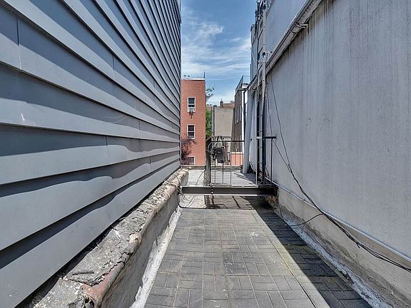 4th image of 308 Bedford Ave #2R