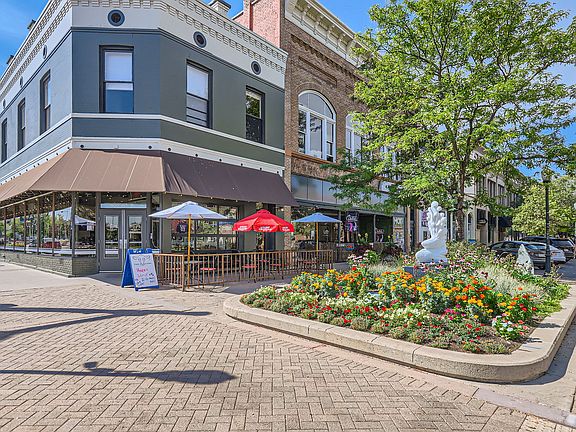Plenty of resturants downtown. All walkable!