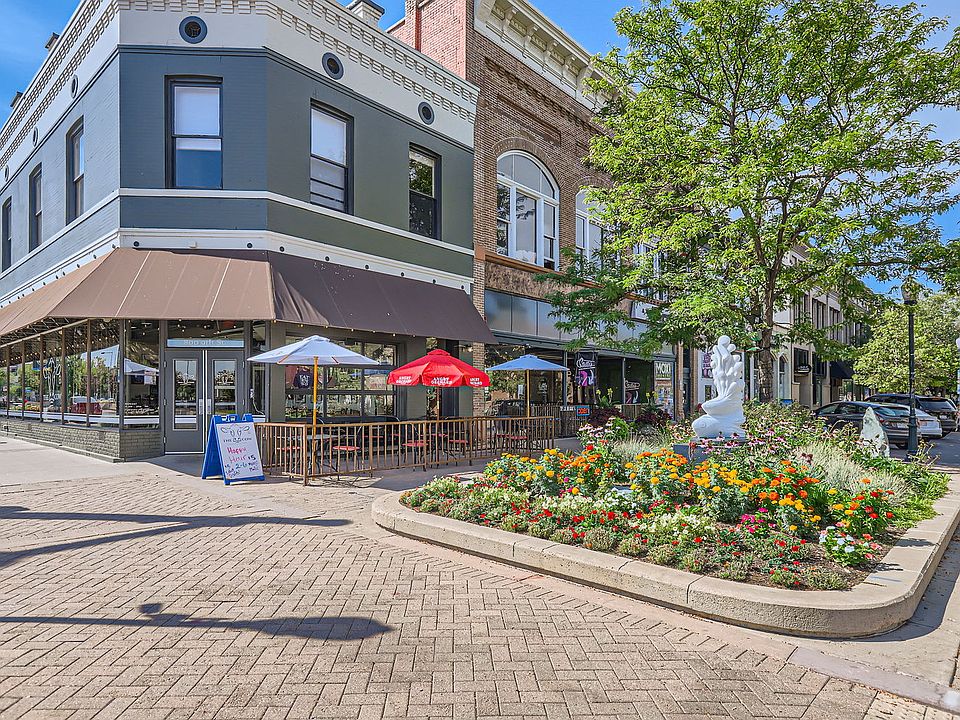 Plenty of resturants downtown. All walkable!