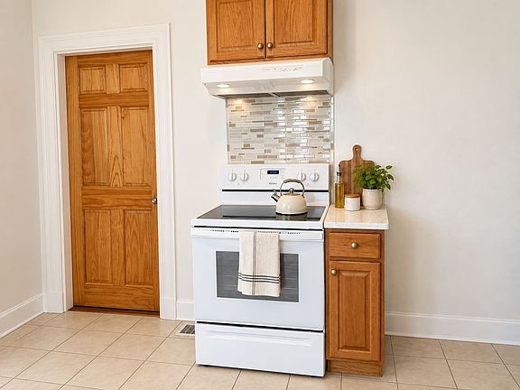 4th image of 106 Safford St