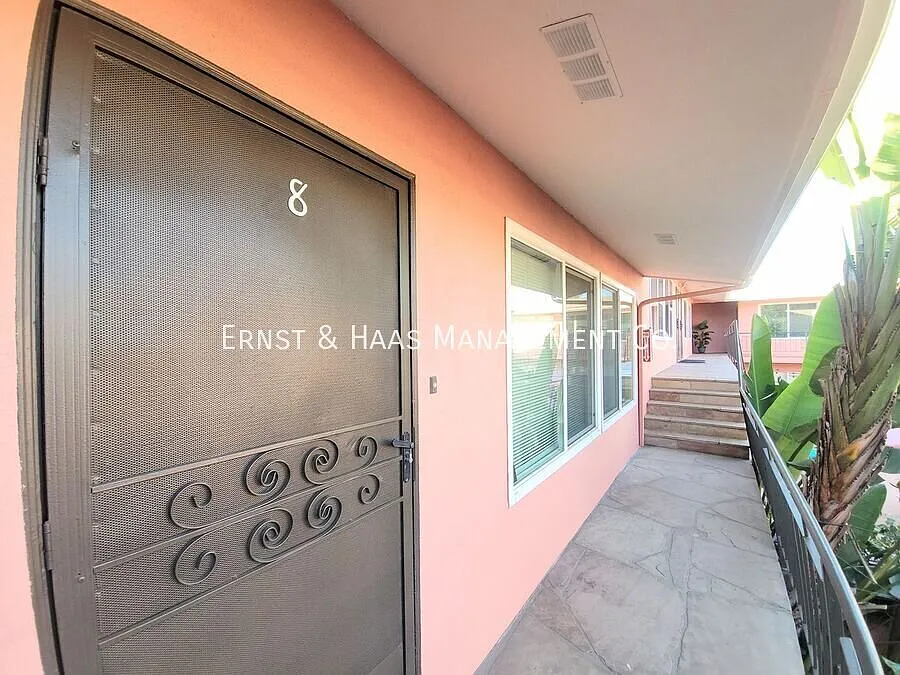 Charming 1-Bedroom Condo Steps From the Ocean! — Photo 4