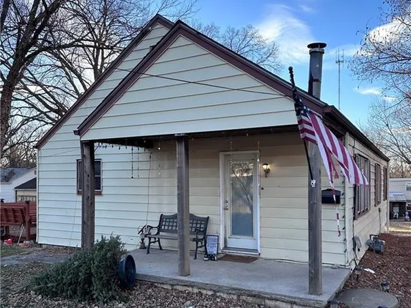 10007 E 15th St, Independence, MO 64052