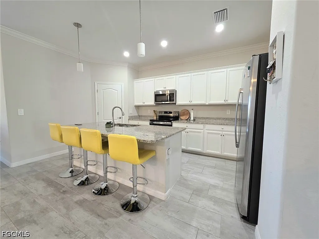 4 bed, 3.0 bath, 2032 sqft, $3,000 — Photo 4