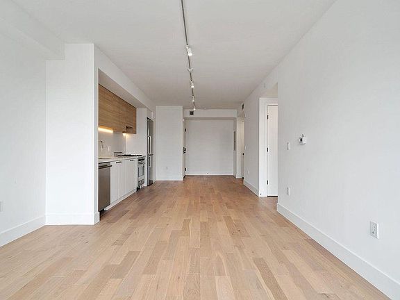 4th image of 719 Larkin St #706