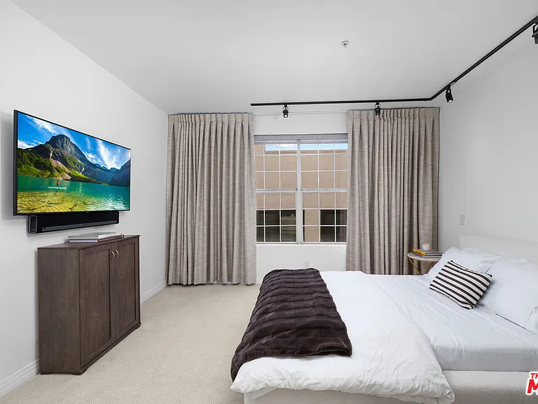 930 N Doheny Dr #317 — Photo 9