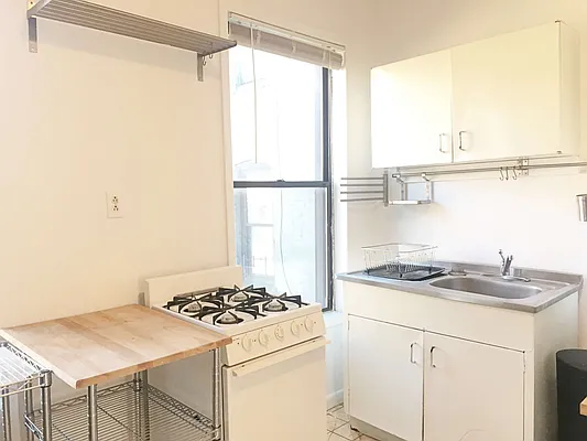 Rented by Bedford Realty USA Corp | media 9