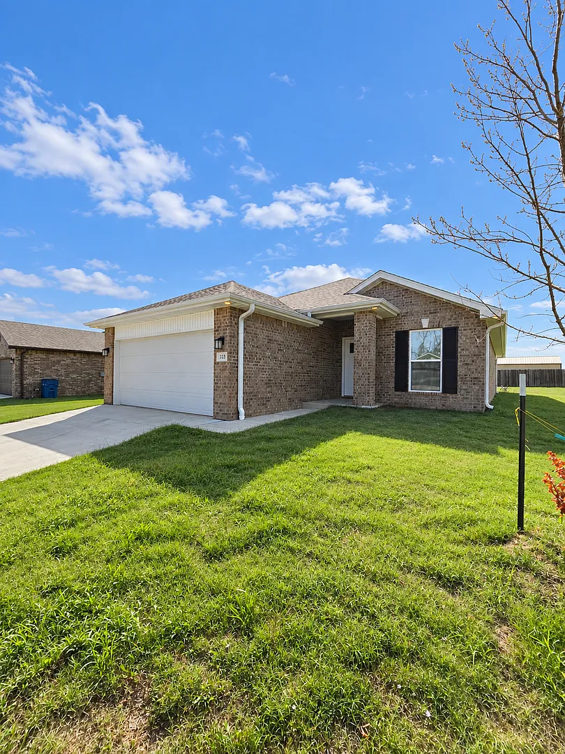 Beautiful 3-Bedroom/ 2 Bathroom Home in Oronogo, MO 333 Greystone! — Photo 2