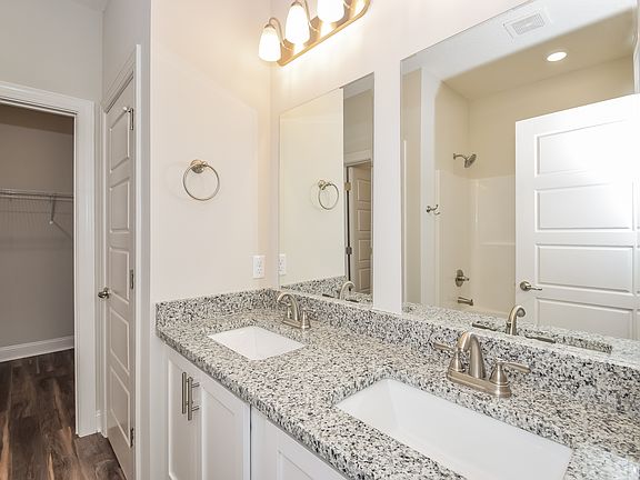 5th image of 3015 E Park Ave