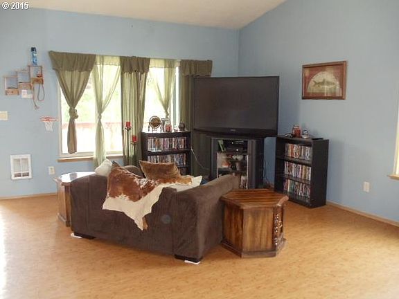 3rd image of 105 Silverdust Dr