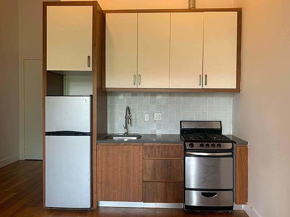 2nd image of 949 Willoughby Ave #403