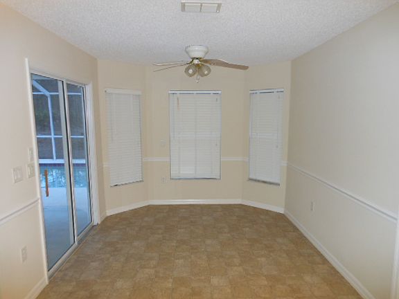 Kitchen nook w/ pool access