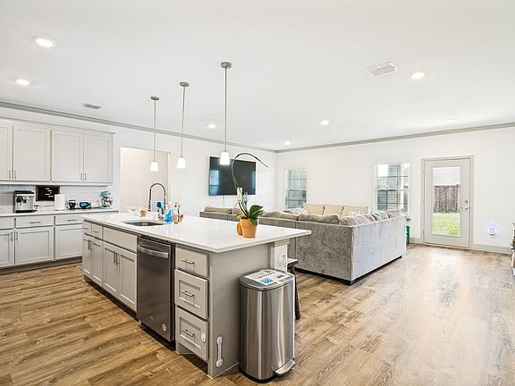 5th image of 320 Community Dr