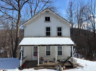 31 William St, Chester, MA 01011