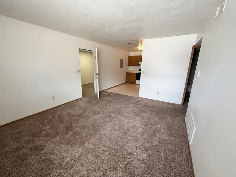 Lincoln Apartments — Photo 6