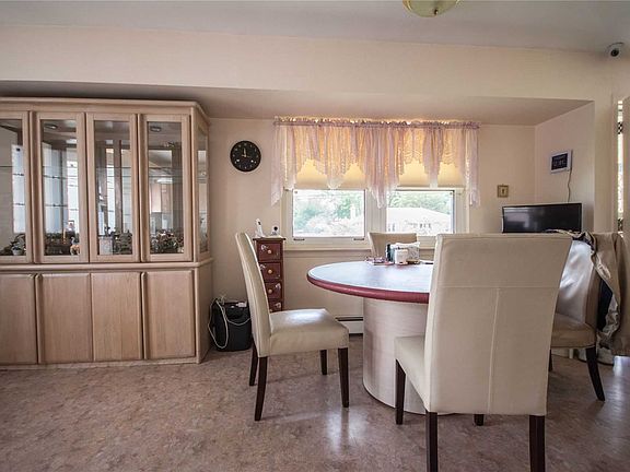 4th image of 49 Bergen Dr