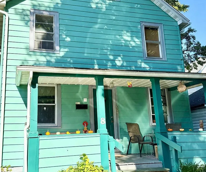 8 Levan St