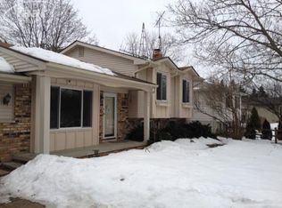 13289 Torrey Rd, Fenton, MI 48430