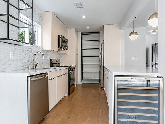 2nd image of 938 N Croft Ave APT 2