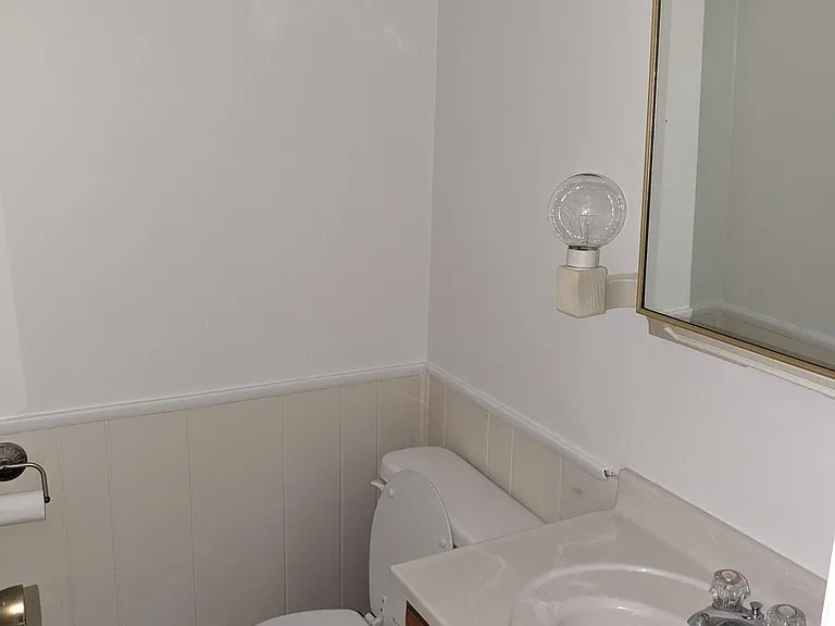 17W764 Standish Ln — Photo 13