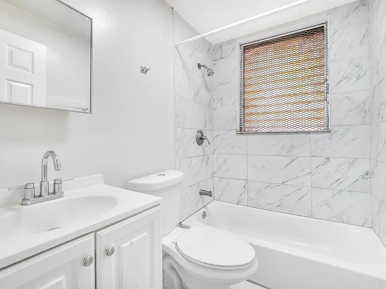 1554 SW 5th St #3 — Photo 2