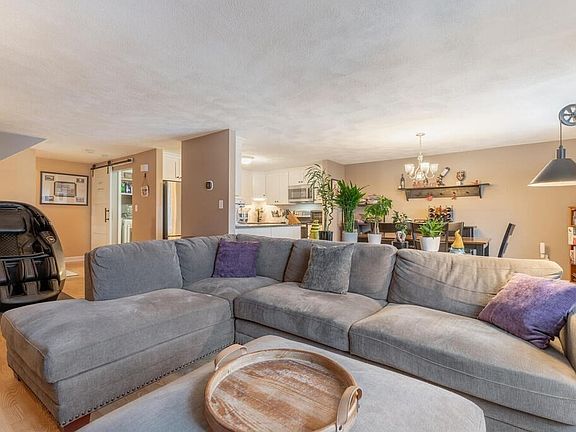 2nd image of 31 Casablanca Ct