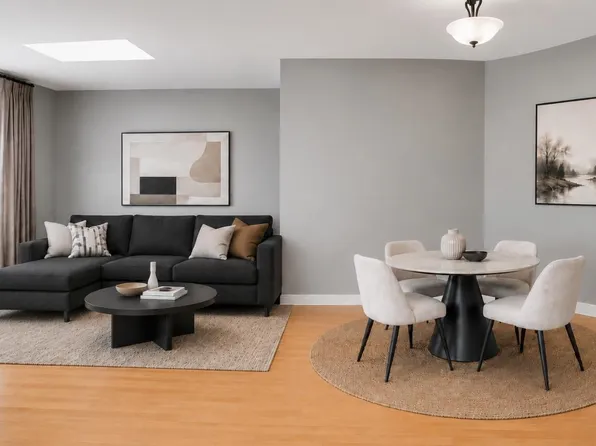 108 Esplanade W #103, North Vancouver, BC V7M 3M8