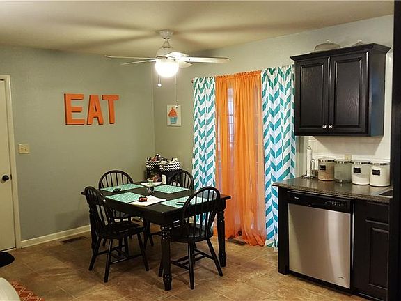 4th image of 1301 E Country Ln