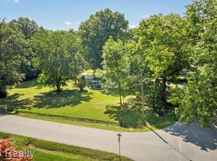 20223 Newman Dr, Brownstown, MI 48183