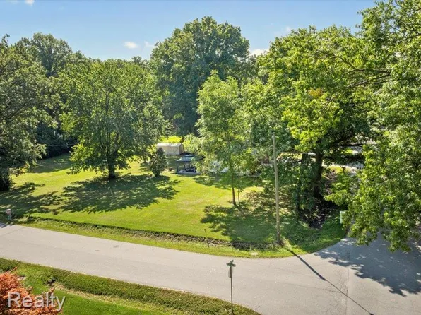 20223 Newman Dr, Brownstown, MI 48183