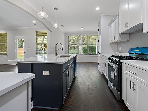 4th image of 694 Brownlee Dr