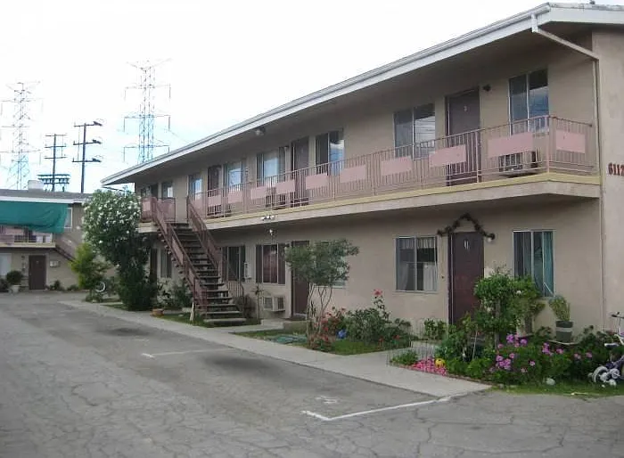 6110 Vineland Ave — Photo 2