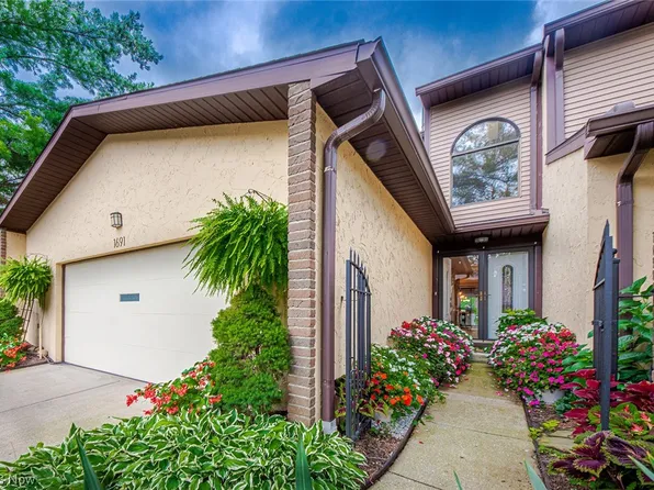 1691 Brookwood Dr, Akron, OH 44313