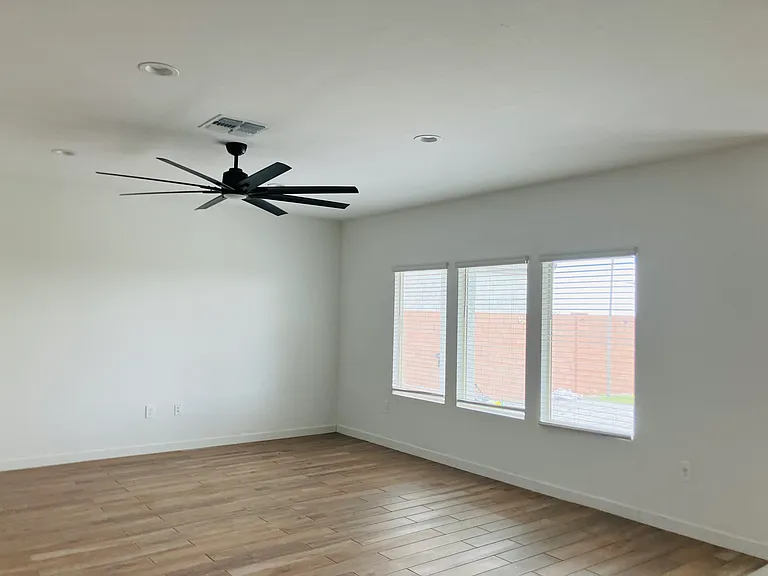 11132 S Weismann Dr — Photo 3