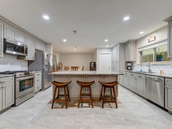 17559 S Compass Rose Cir, Crosby, TX 77532