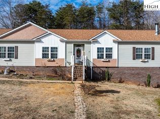 1720 Maybrook Blvd, Hickory, NC 28601