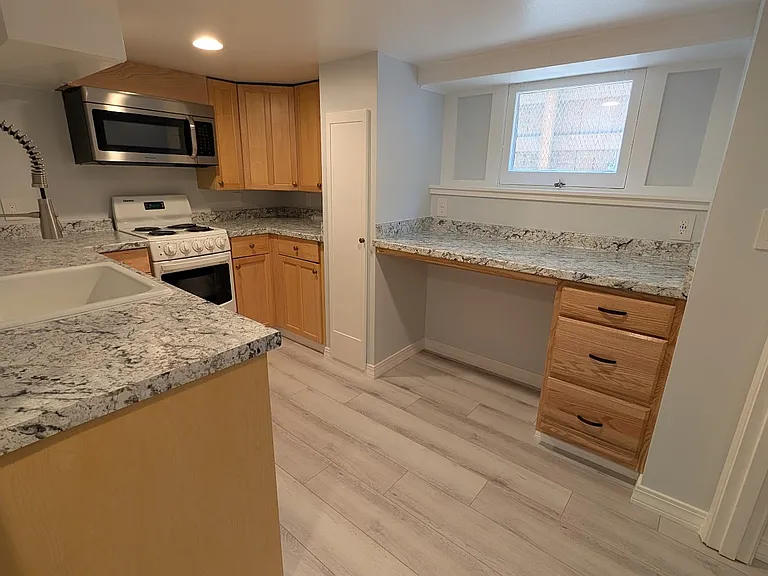 Downstairs kitchen (mini oven and dishwasher, new desk with fast outlets, new microwave, perfect for kids or guests)