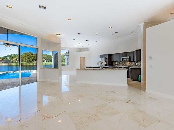 3rd image of 2713 Oakbrook Dr