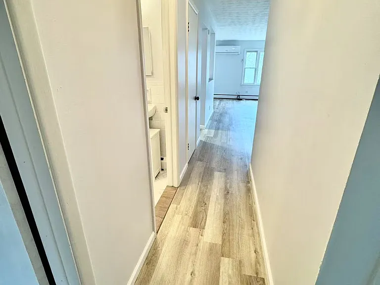8-10 Brandywine Ln — Photo 9