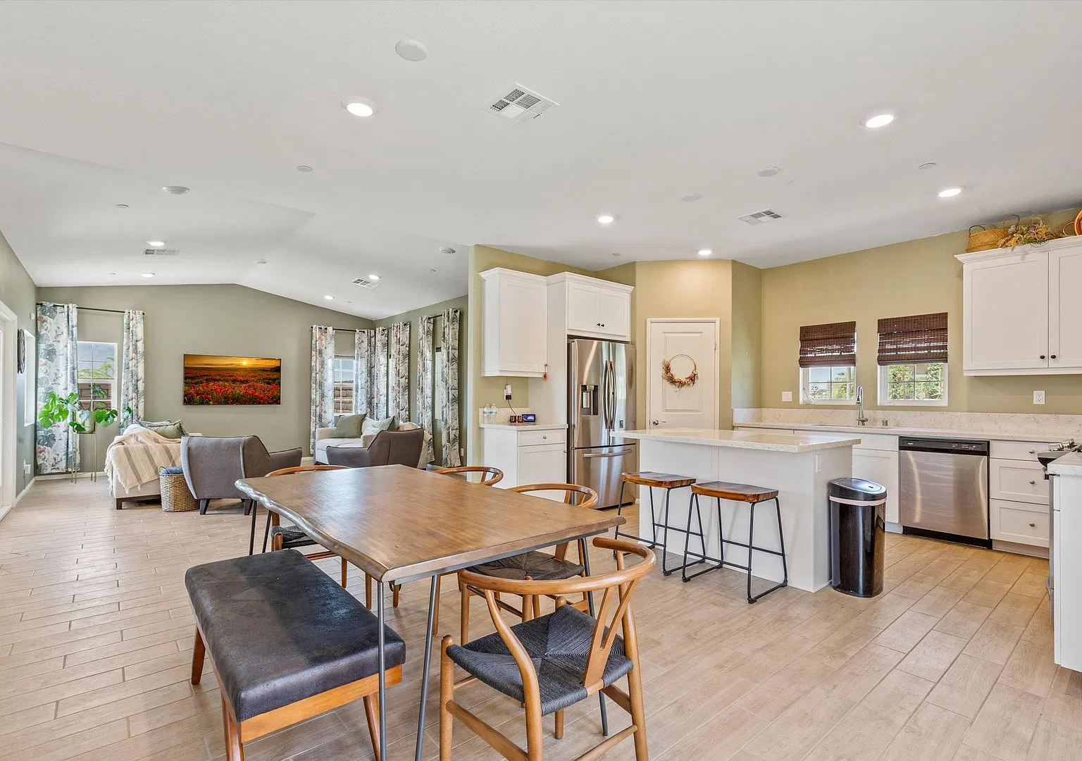 Elegant Corner-Lot Home in the Verano Community 3 Bed/2 Bath — Photo 4