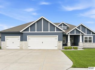 18610 Hampton Dr, Omaha, NE 68136