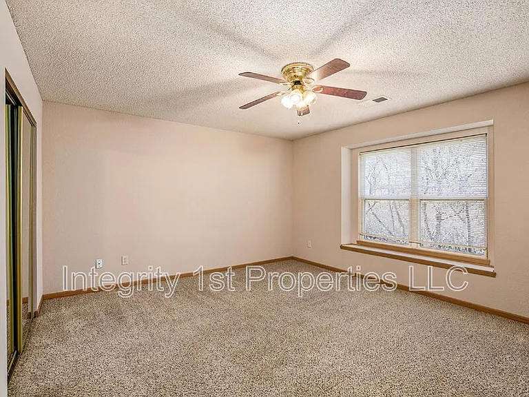 210 Pointe Ln — Photo 4