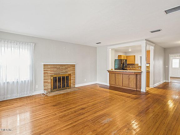 3rd image of 372 Tidewater Cir W