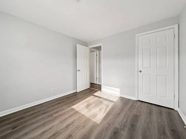 Manhattan Square Apartments — Photo 10
