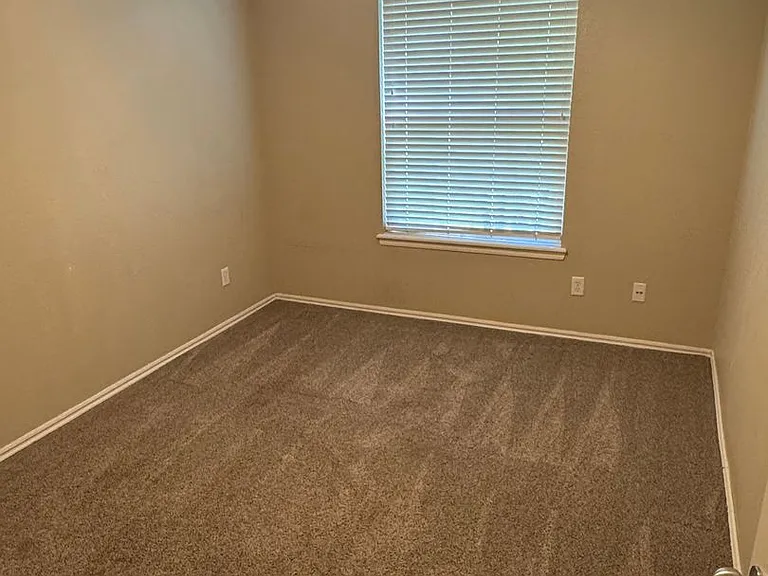 1629 Creekside Ln — Photo 5