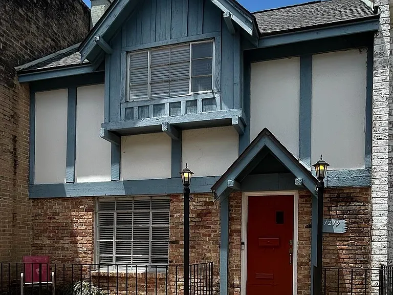1219 Saxony Ln — Photo 1
