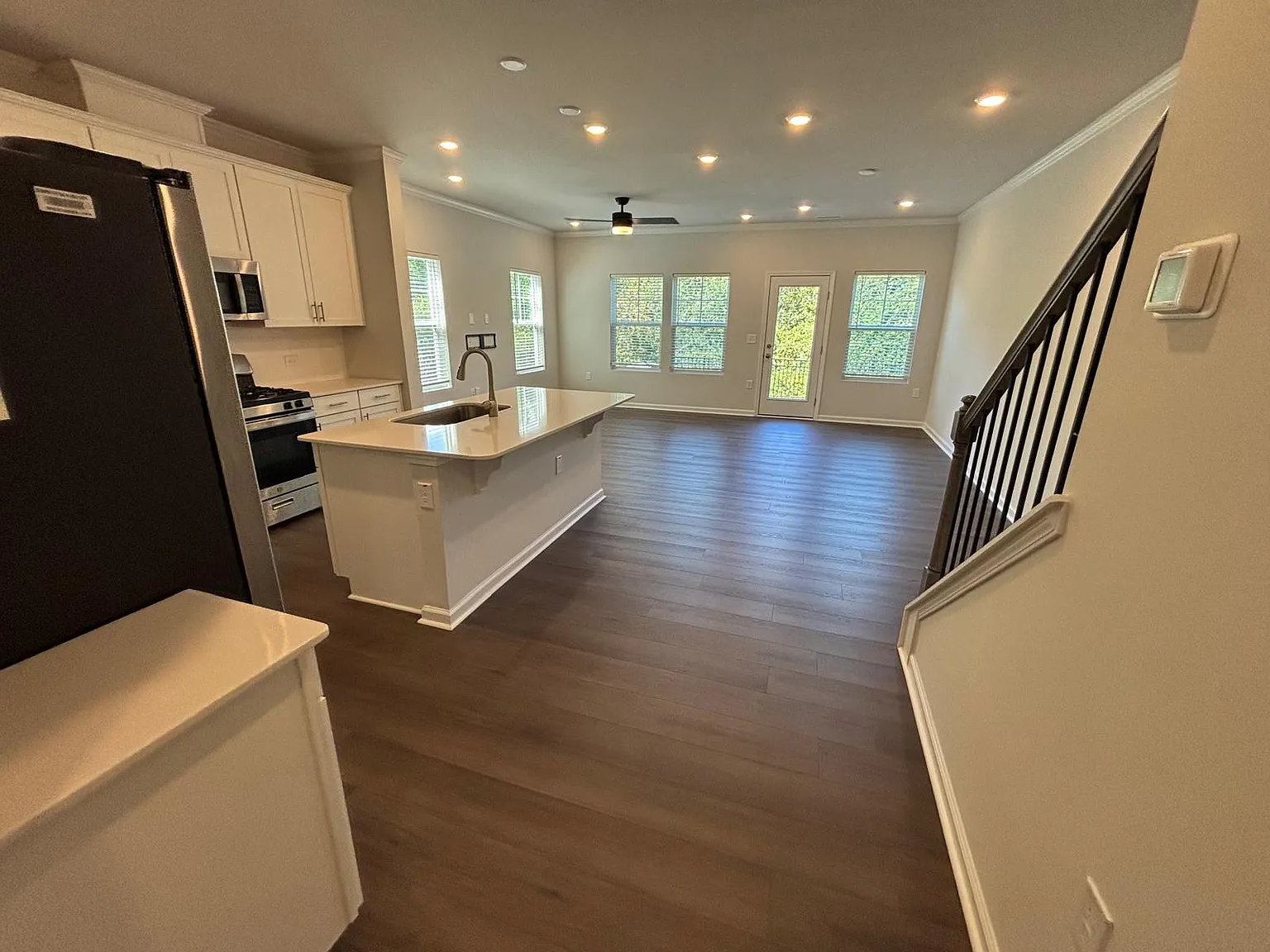 3 bed, 2.5 bath, 1624 sqft, $1,799 — Photo 4