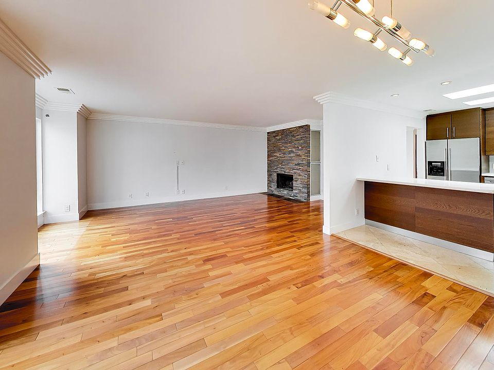 Kitchen island, view from dining room