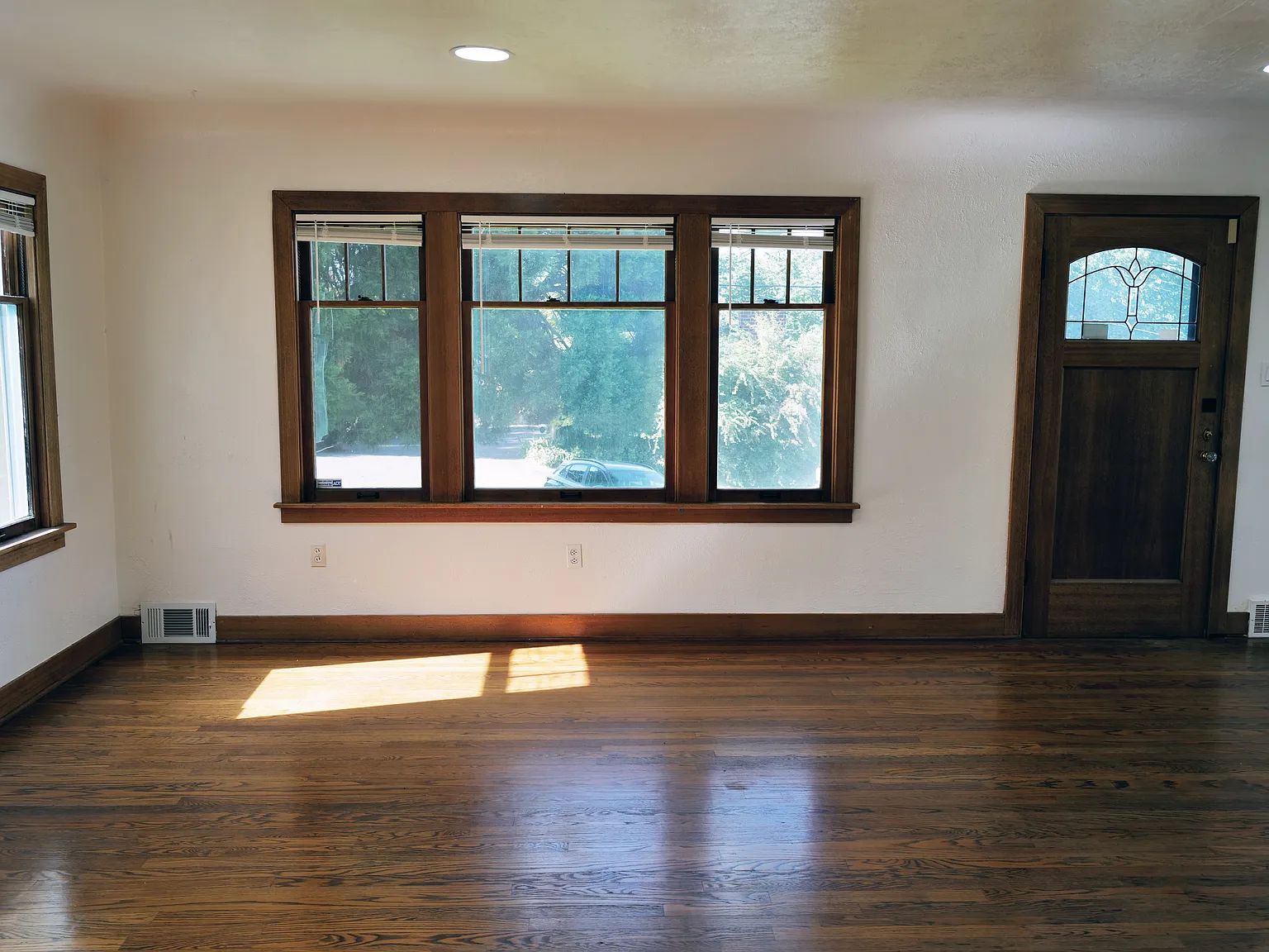 3 bed, 2790 sqft, $2,800 — Photo 2